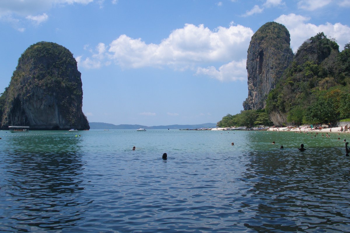 Kalksteinfelsen und türkises Wasser am Railay Beach in Krabi